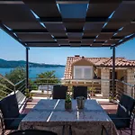 Pool Deck Comfort Apartment